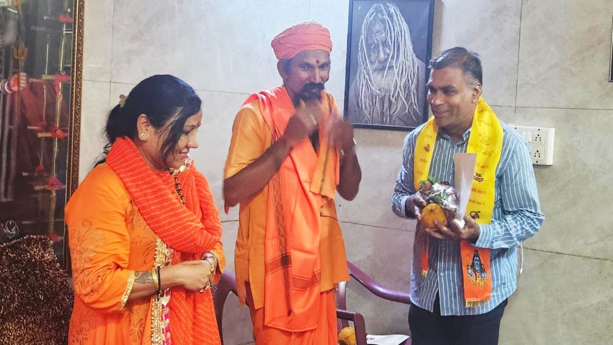 कल्याण में “आध्यात्म रत्न सम्मान” में डॉ. वैदेही तामण ने संतों और सेवकों को सम्मानित किया।